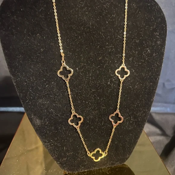 Chic Gold Clover Pendant Necklace - Picture 5 of 5